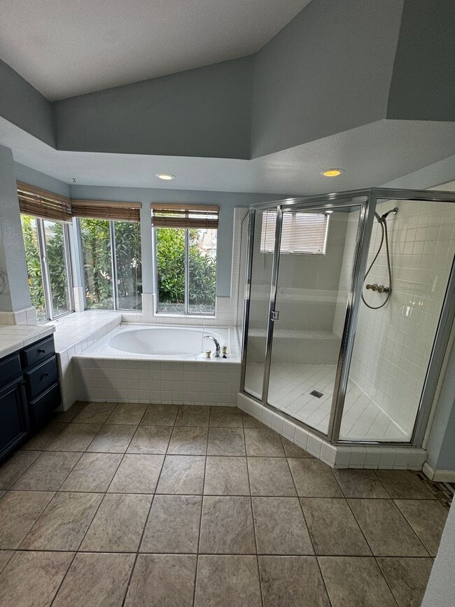 Building Photo - BEAUTIFUL 2 STORY 4 BD, 3 BATH, 3 CAR GARAGE, WITH POOL!