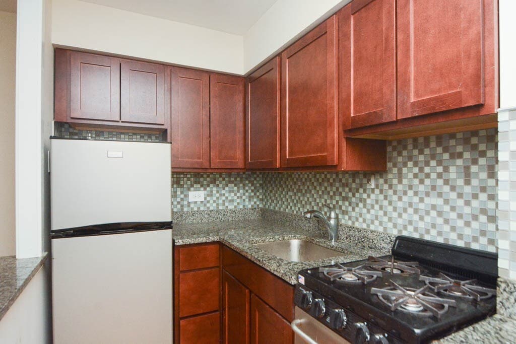Building Photo - 675 W Wrightwood Ave