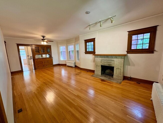 Building Photo - Traditional Congress Park Gem - 2 bed, 1 B...