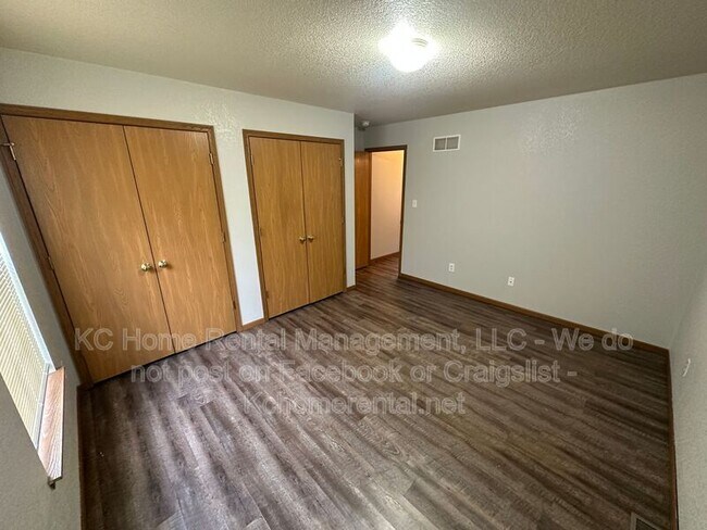 Building Photo - 709 SE Drew Ct