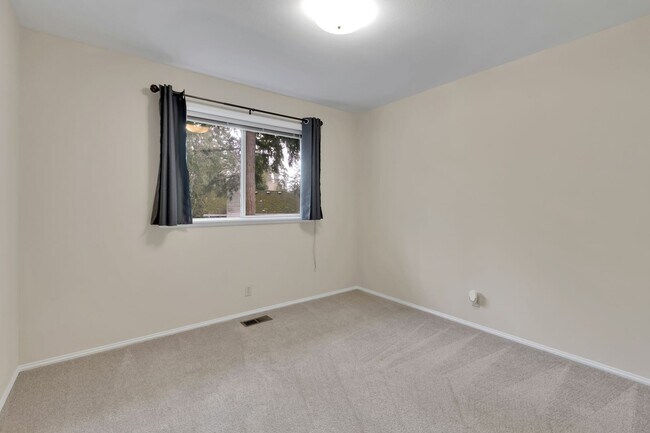 Building Photo - Spacious 3BR Home w/ Large Fenced Yard in Prime Woodinville Location