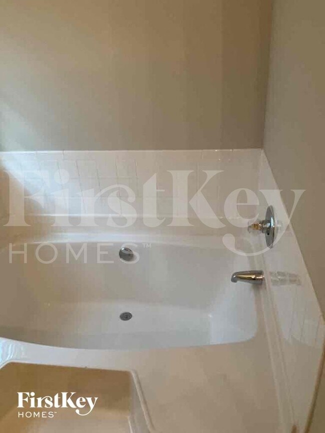 Building Photo - 2631 S Hills