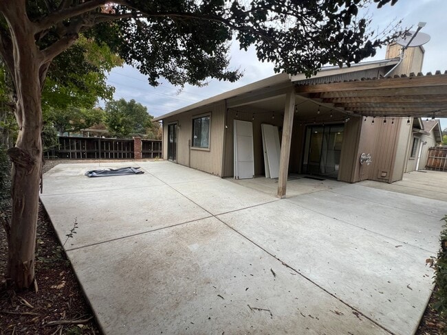 Building Photo - 3 bed 2 bath in Lincoln Village West