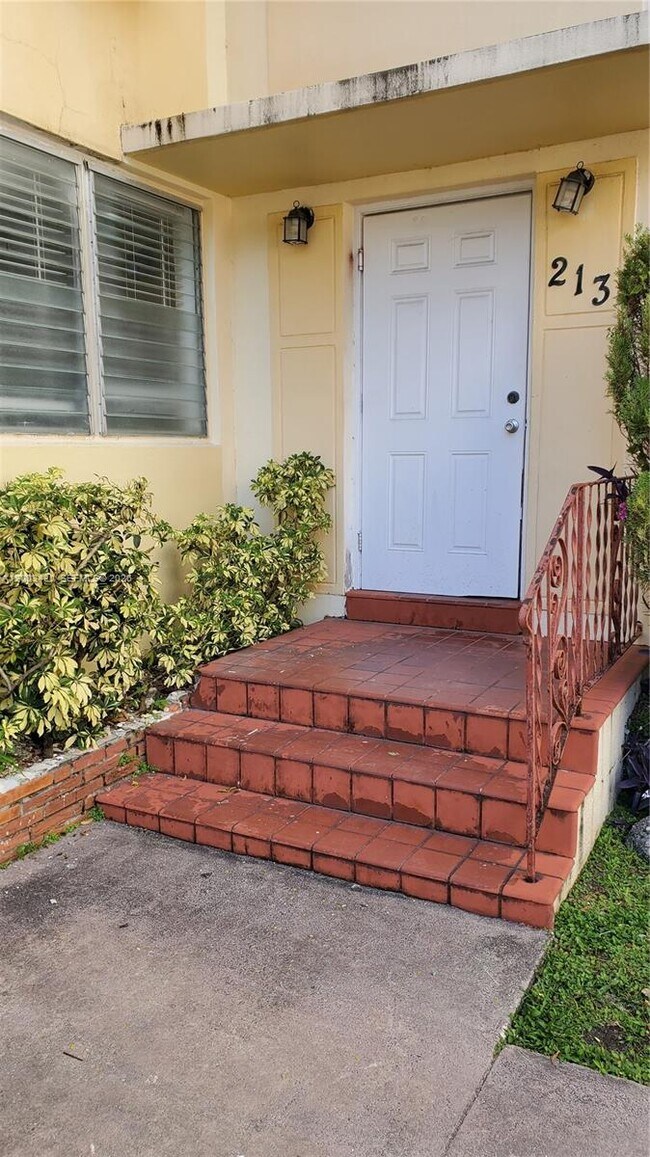 Building Photo - 215 Zamora Ave