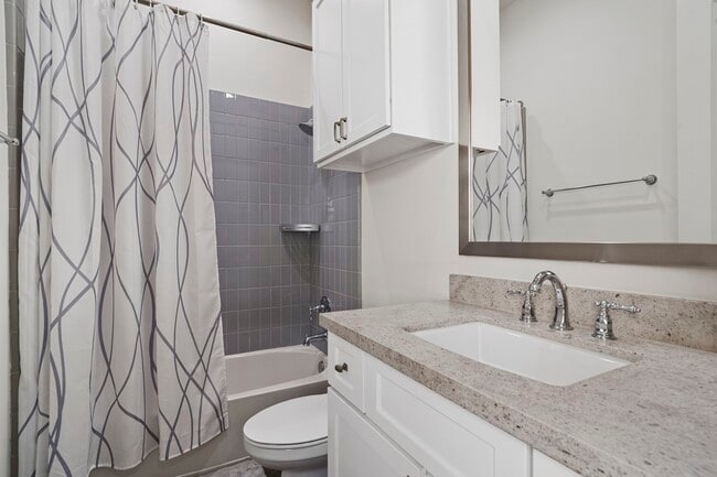 Building Photo - 2174 Briarglen Dr