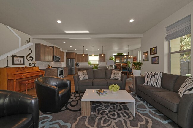 Building Photo - Beautiful 3 Bed/2.5 Bath Home in NW Bend - Via Cambria