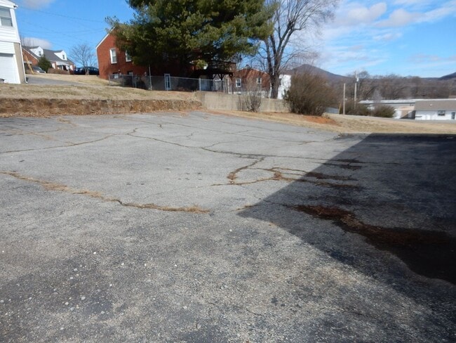Building Photo - 3 BR home, convenient to Downtown Vinton!