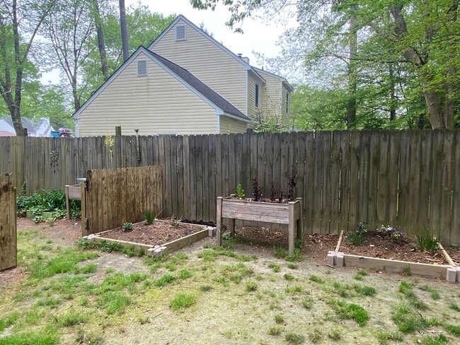 Building Photo - Three bedroom, 2 bath home with a large fe...
