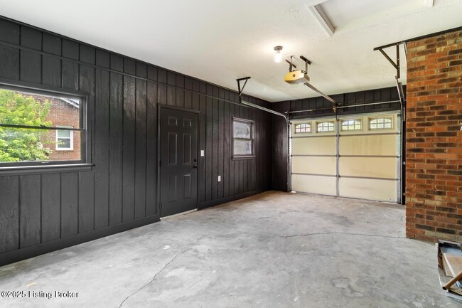 Building Photo - 2222 Elmcrest Dr