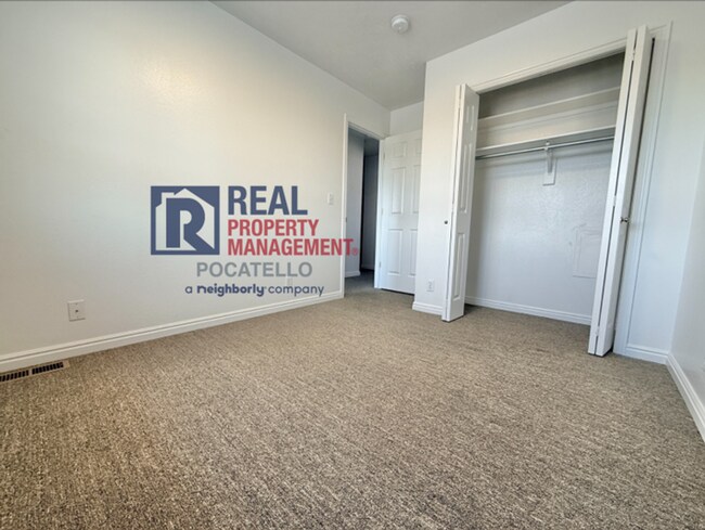 Building Photo - 3 Bedroom 1.5 Bath Apartment - 1 car garage