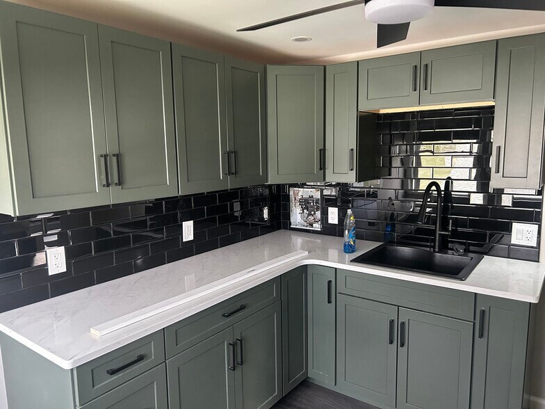 Building Photo - 14 Ferrara Ave