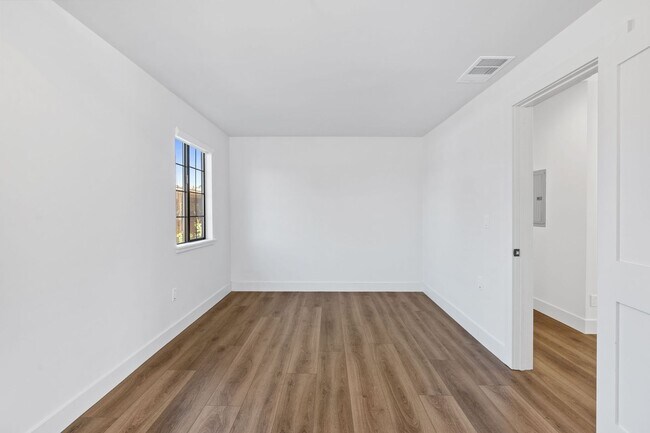 Building Photo - Modern Farmhouse w/ Pool and Paid Utilities