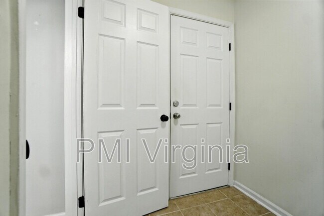 Building Photo - 5489 Glenville Cir