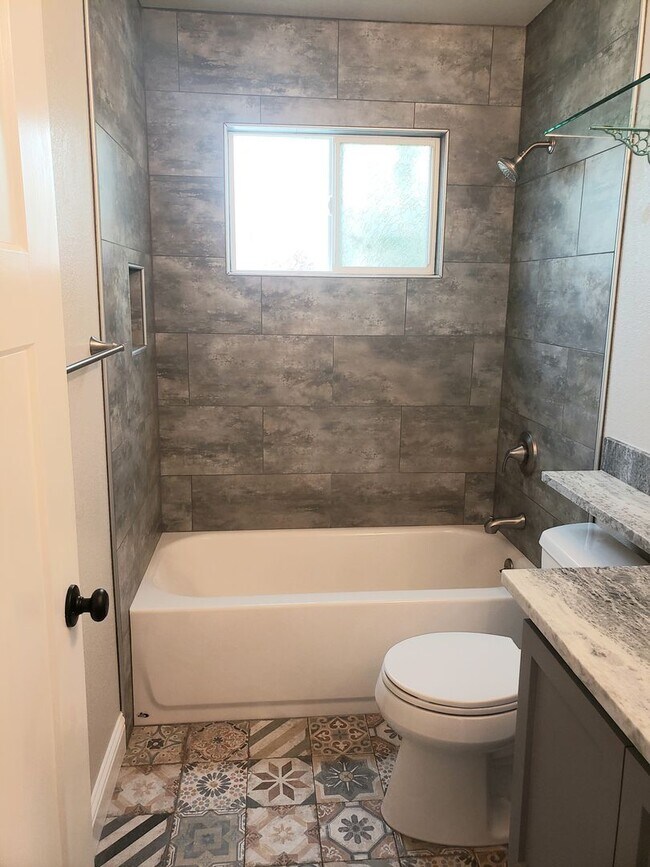 Building Photo - Beautifully Updated Single Level