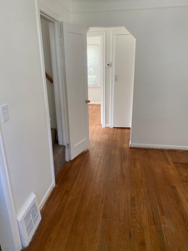 Building Photo - 3 bedroom 2 bath bungalow with basement and garage in Wayne