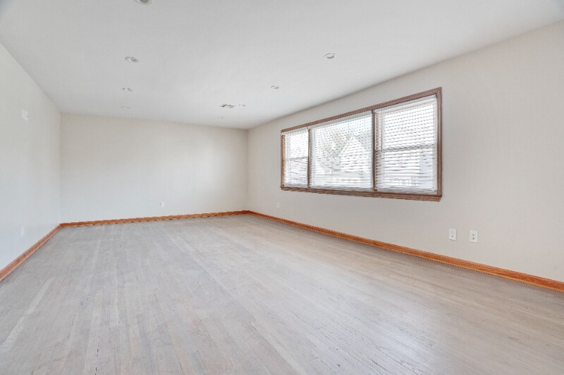 Building Photo - 414 Elm St