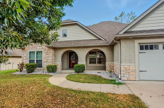 Building Photo - Marvelous 3 Bedroom House In Mill Creek Manor!