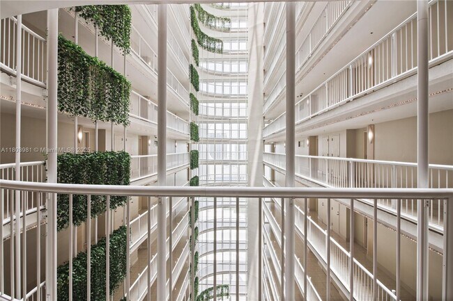 Building Photo - 1717 N Bayshore Dr