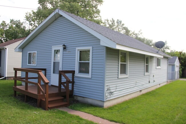 Primary Photo - Available Now! 2 Bedroom 1 Bath home in Bu...