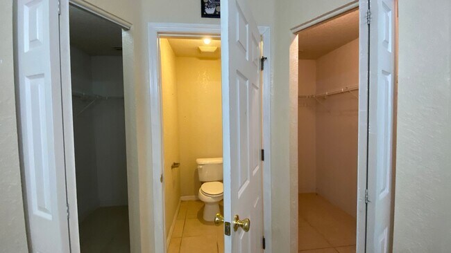 Building Photo - 523 Silver Way Dr