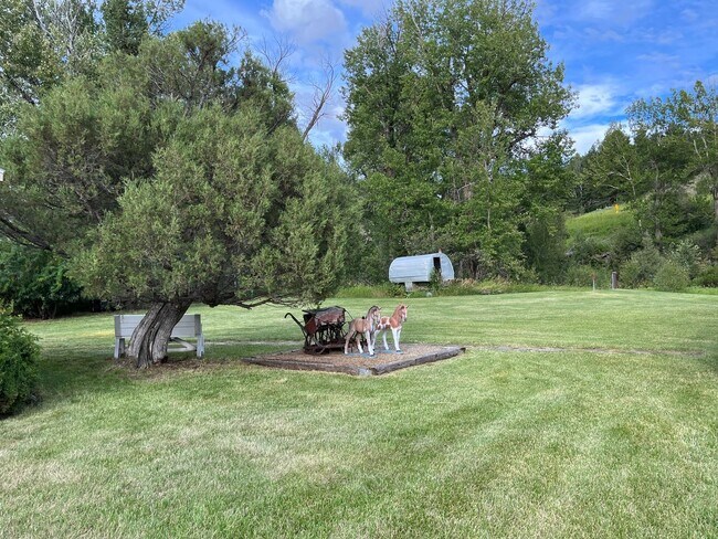 Building Photo - 3 Bdr, 2 Bath, home in beautiful Shields Valley setting