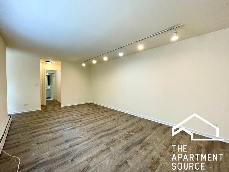 Building Photo - 6006 N Kenmore Ave