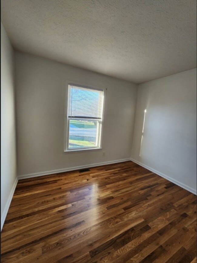 Building Photo - A cozy 3 bedroom, one bathroom house!
