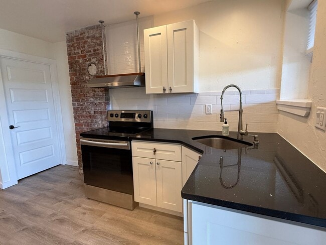 Building Photo - Charming Riverfront 2BR Walking Distance t...