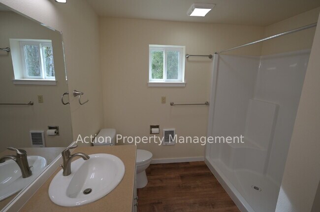 Building Photo - Updated Single-Level Home with Spacious Interior & Covered Parking