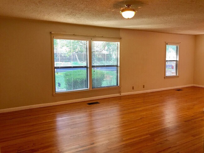 Building Photo - Charming 3 Bedroom Home - Large Backyard - Carport