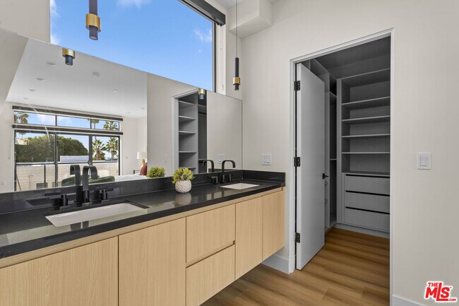 Building Photo - 1318 1/2 N Vista St