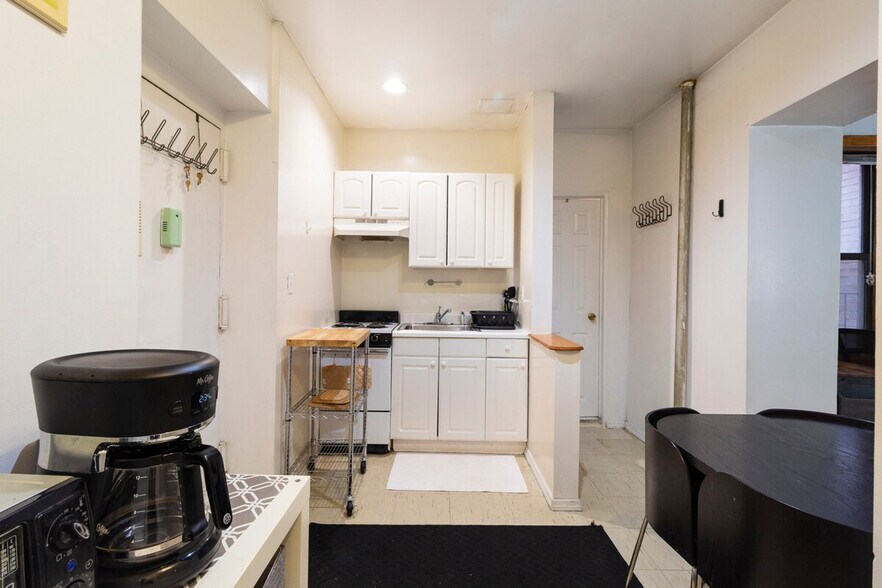 Building Photo - 340 E 94th St