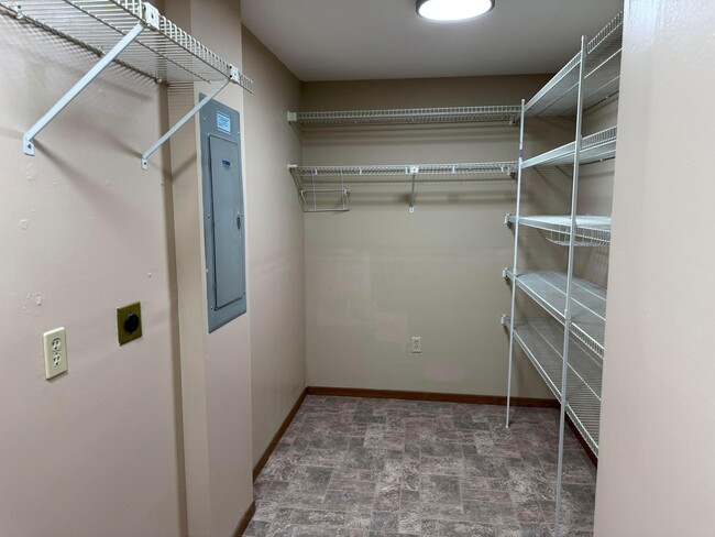 Building Photo - 7337 Woodlow Dr