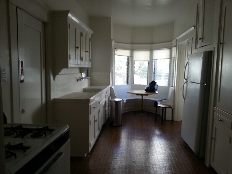 Kitchen - 218 1/2 N Kenmore Ave