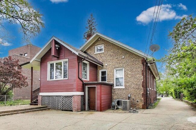 Building Photo - 36 E Touhy Ave
