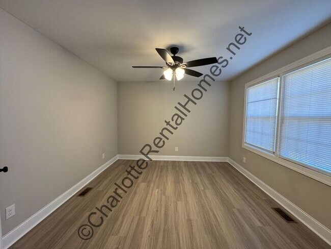 Building Photo - Updated 4 bedroom 2 bathroom home with back deck & large storage shed in Gastonia!