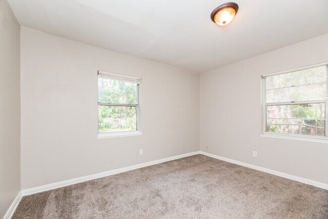 Building Photo - 961 Kenmore St