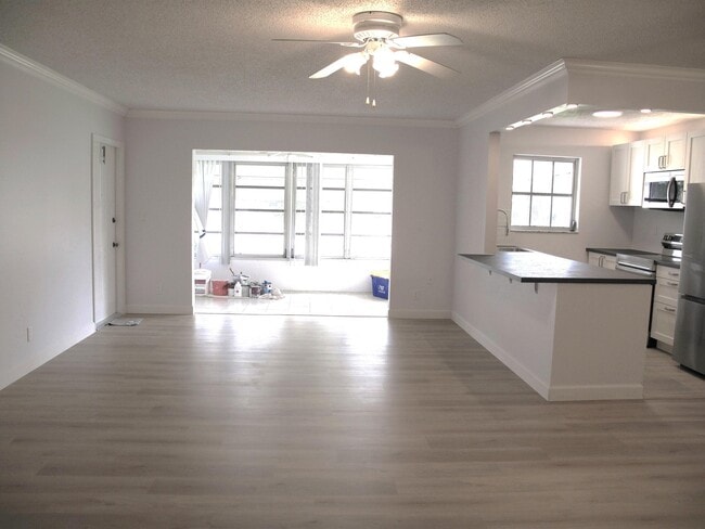 Building Photo - 1102 North Dr