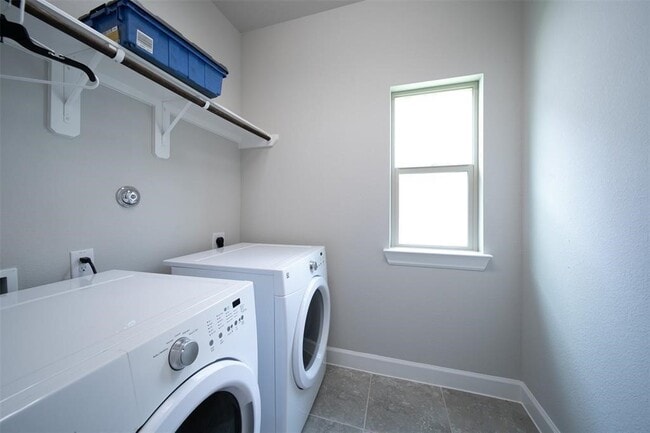 Building Photo - 2011 Royal Landing Dr