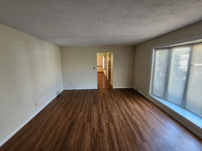 Building Photo - 3 Bedroom 2 Bath House in Rock Island