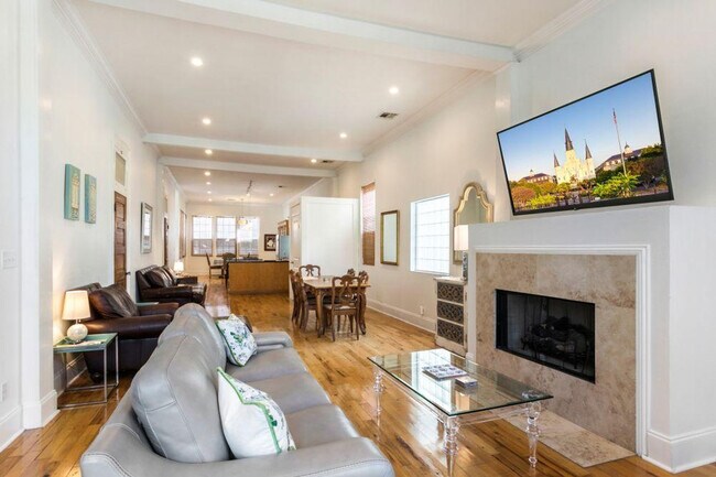 Building Photo - 1204 Carondelet St