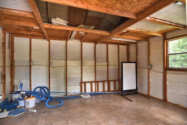 Building Photo - 2309 W Oakridge St
