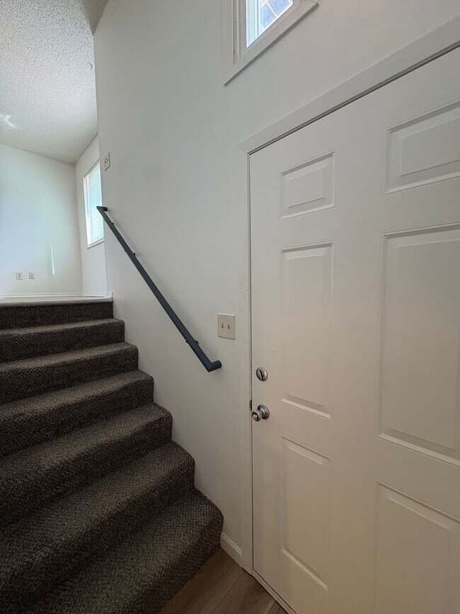 Building Photo - Updated **2 Bedroom | 1.5 Bath | 1-Car Garage Townhome**