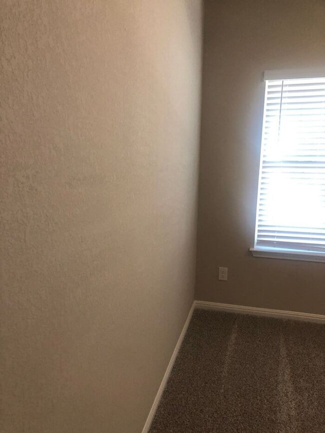 Building Photo - -=Available April 2026=-  4BR/2BA w/ Fenced Yard + Covered Parking in Hutto, TX