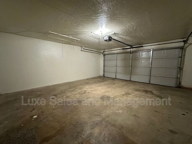 Building Photo - 813 N Eagle Ln
