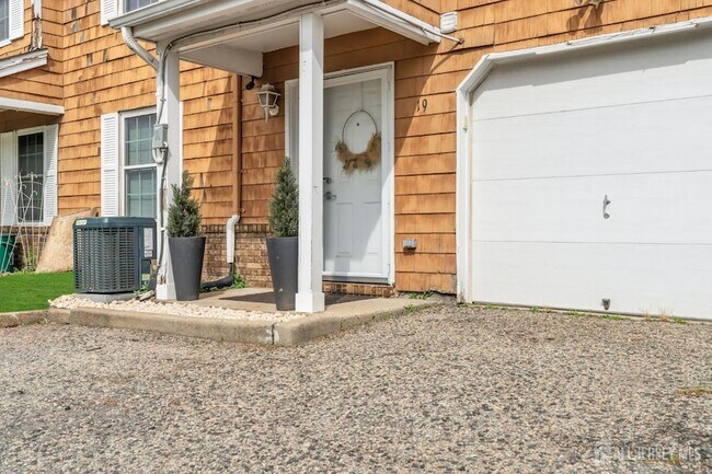 Building Photo - 19 Delavan Ct