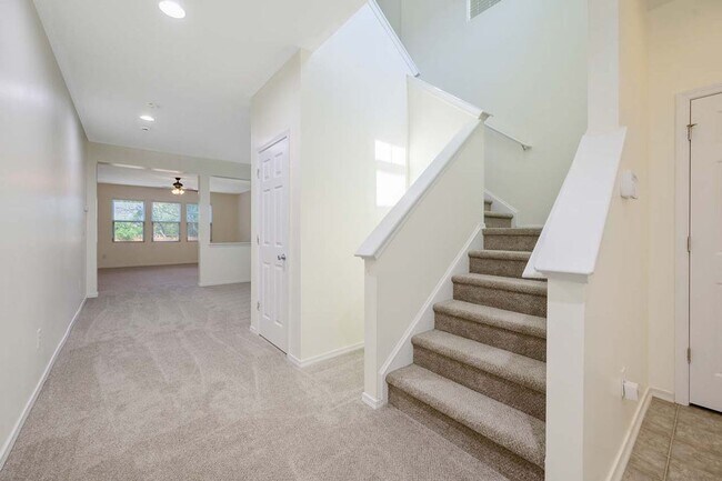 Building Photo - 3 Bedroom Open Concept with Enough Room fo...