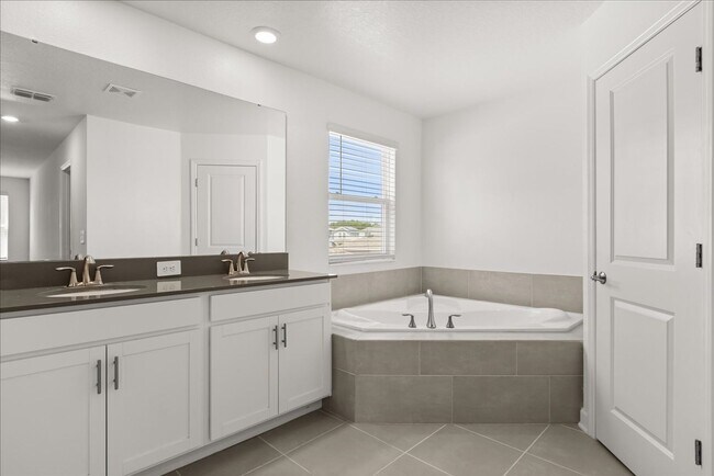 Building Photo - Spacious 5-Bedroom Solar Home for Rent in ...