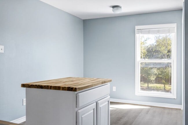 Building Photo - Carriage Place Square