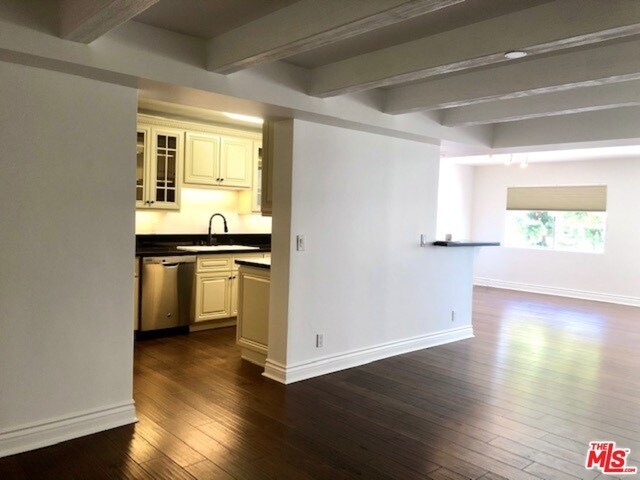Building Photo - 435 N Oakhurst Dr